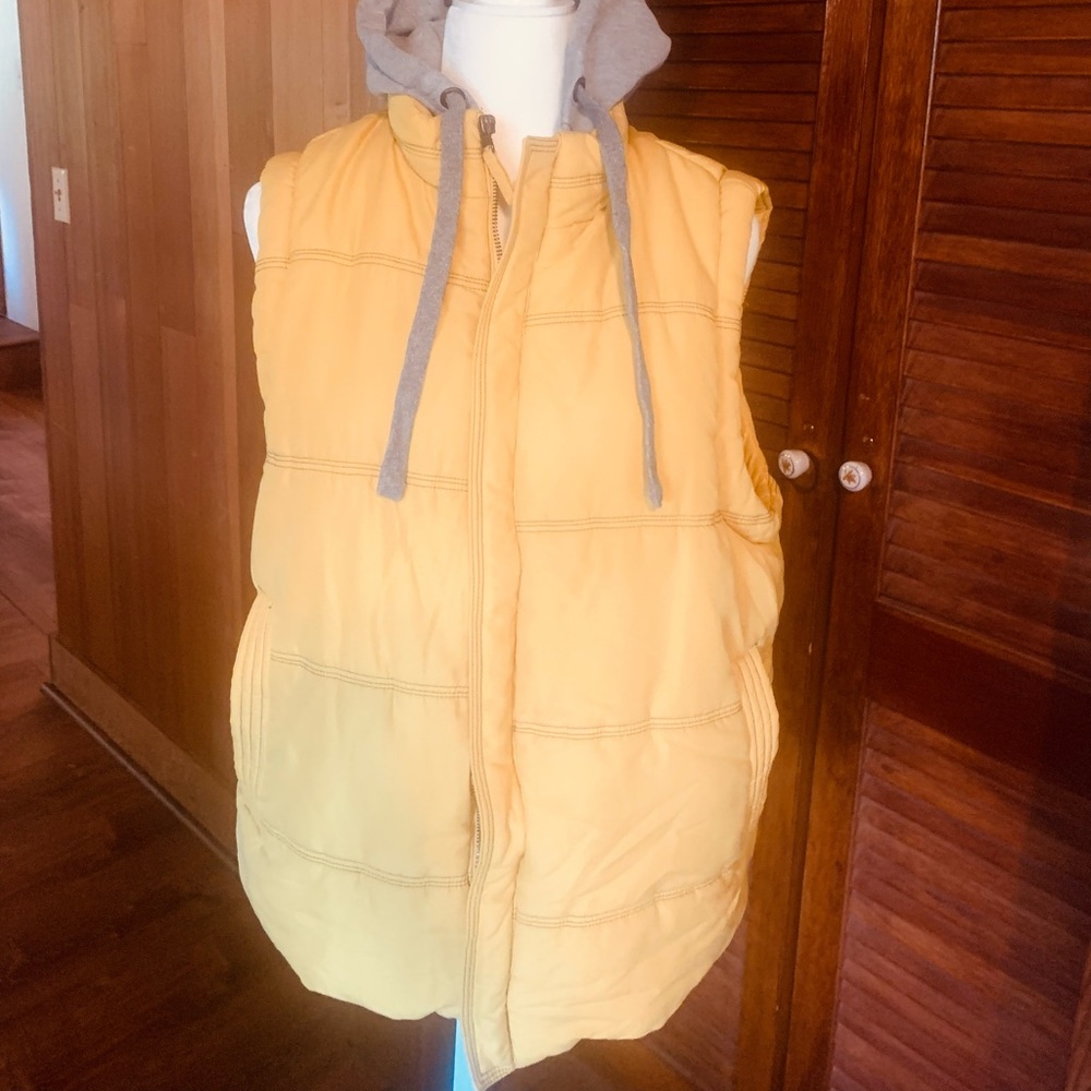Weatherproof yellow vest m large with a soft Sherpa inside. Zipper pockets